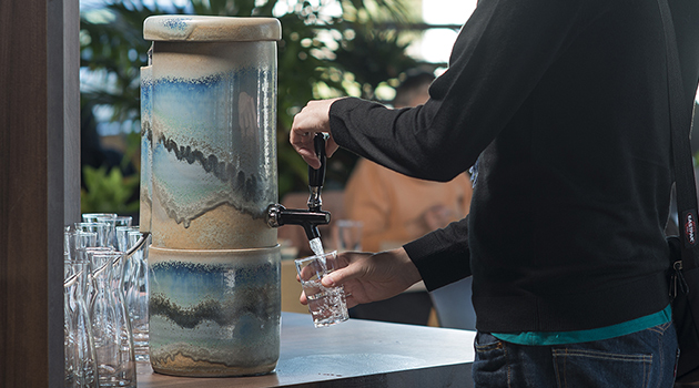 Fontaine à eau filtrée par charbon actif et osmose inverse puis revitalisée par dynamisation : solution pour l'eau de boisson en restauration